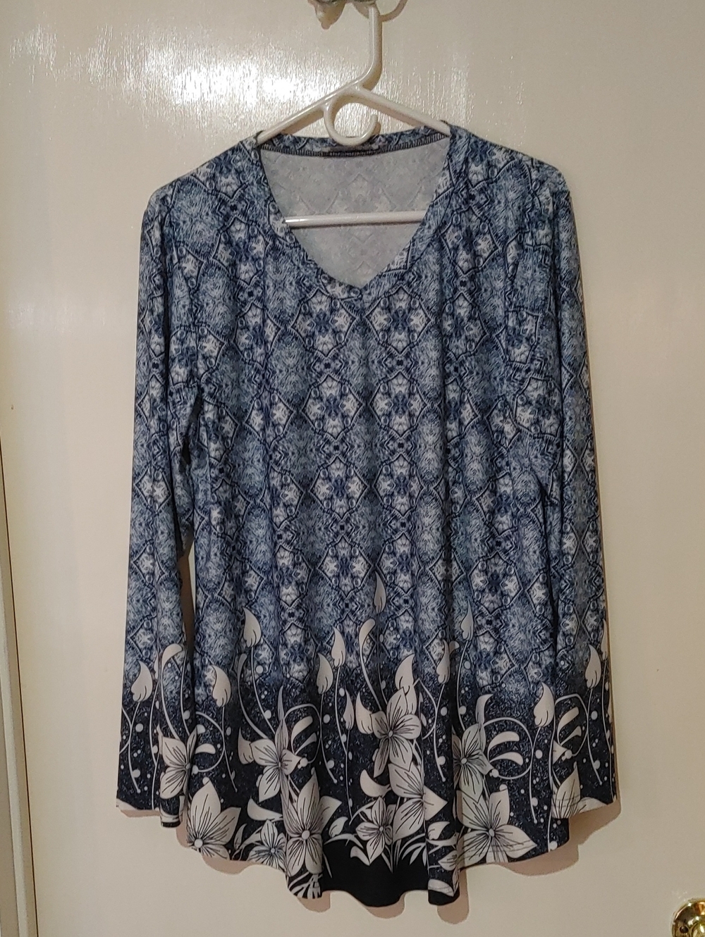 Women's Blue Patterned V-Neck Long Sleeve Floral Hem Top
